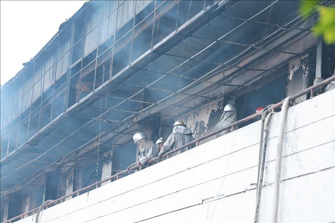 Các lực lượng có mặt ở hiện trường để chữa cháy, cứu hộ cứu nạn. Theo thông tin ban đầu, đám cháy cơ bản đã được khống chế. Ảnh: Lê Đông - TTXVN