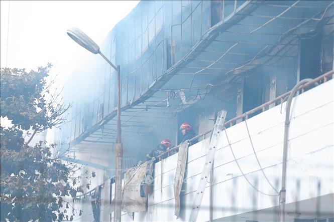 Các lực lượng có mặt ở hiện trường để chữa cháy, cứu hộ cứu nạn. Theo thông tin ban đầu, đám cháy cơ bản đã được khống chế. Ảnh: Lê Đông - TTXVN