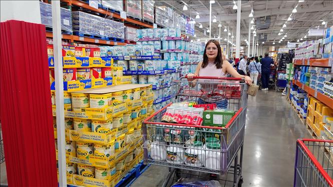 Người dân mua hàng hóa trong trung tâm thương mại bán buôn Costco tại thủ đô Mexico City, Mexico. Ảnh: Phi Hùng - PV TTXVN tại Mexico