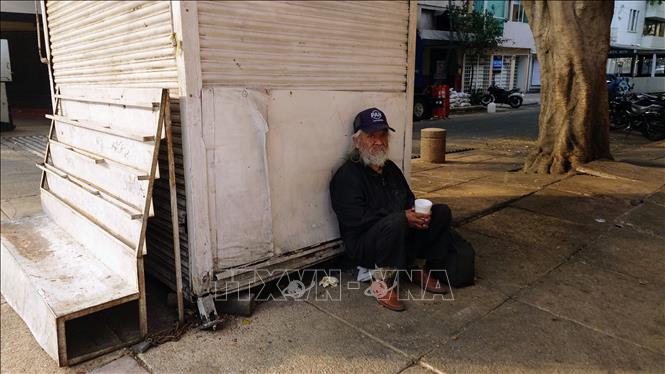 Một người già vô gia cư tại khu vực phố cổ thủ đô Mexico City, Mexico. Ảnh: Phi Hùng - PV TTXVN tại Mexico