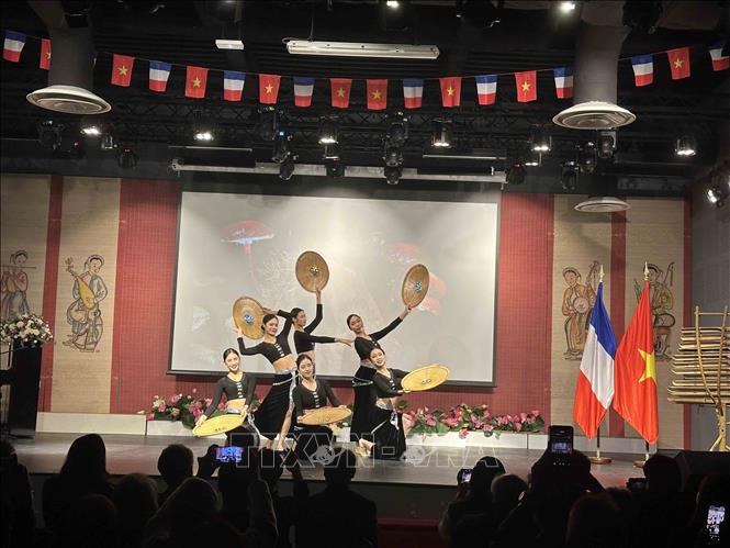 Tiết mục biểu diễn của đoàn nghệ thuật Nhà hát Ca múa nhạc Quốc gia Việt Nam tại Pháp. Ảnh: Ngọc Hiệp-Pv TTXVN tại Pháp 