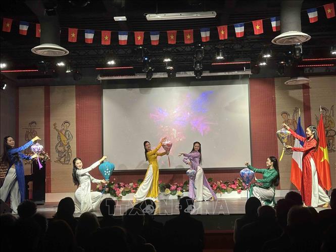 Trình diễn áo dài của đoàn nghệ thuật Nhà hát Ca múa nhạc Quốc gia Việt Nam tại Pháp. Ảnh: Ngọc Hiệp - Pv TTXVN tại Pháp