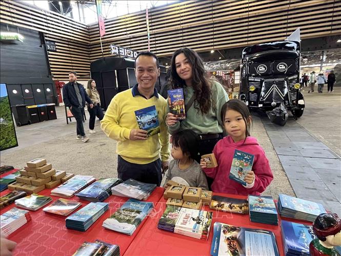 Khách tham quan gian hàng quảng bá du lịch của Trung tâm Văn hóa Việt Nam tại Pháp trong Hội chợ Salon de l'Asie 2025. Ảnh: Ngọc Hiệp - Pv TTXVN tại Pháp 