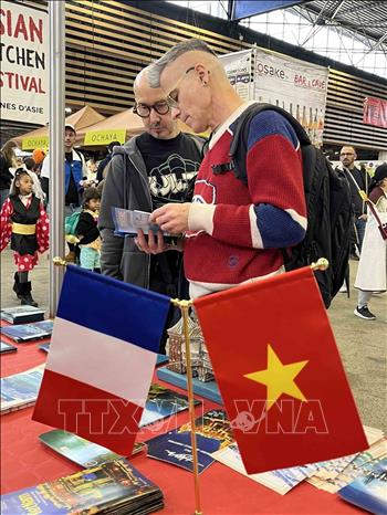 Khách tham quan gian hàng quảng bá du lịch của Trung tâm Văn hóa Việt Nam tại Pháp trong Hội chợ Salon de l'Asie 2025. Ảnh: Ngọc Hiệp - Pv TTXVN tại Pháp