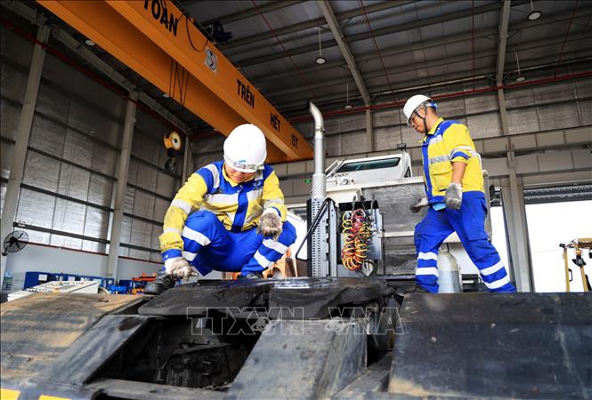 Thợ sửa máy làm việc ở cảng Cái Mép, phường Phú Mỹ (Thành phố Hồ Chí Minh). Ảnh: Hồng Đạt - TTXVN
