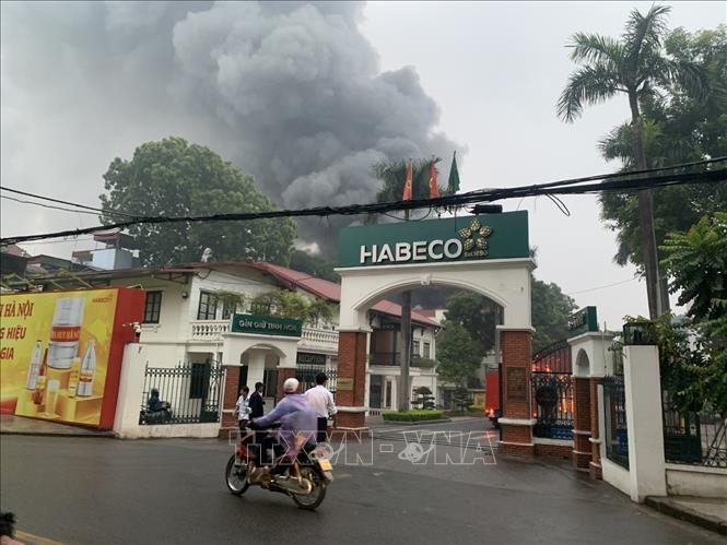 Ngọn lửa kèm cột khói đen cao hàng chục mét bên trong nhà máy Bia Hà Nội sáng 1/12/2025. Ảnh: TTXVN phát