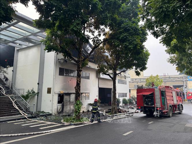 Lực lượng chức năng nỗ lực dập tắt đám cháy bên trong nhà máy Bia Hà Nội. Ảnh: TTXVN phát