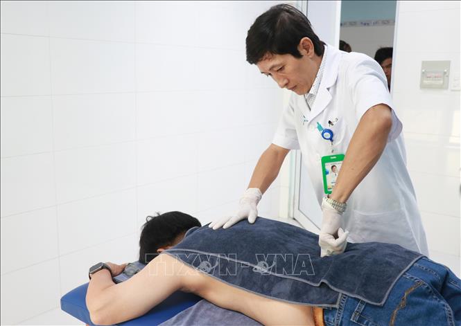 Tourists experience traditional medicine therapies at the Nha Trang Yersin Polyclinics as part of their wellness tours to the central province of Khanh Hoa. VNA Photo