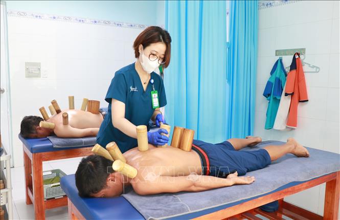 Tourists experience traditional medicine therapies at the Nha Trang Yersin Polyclinics as part of their wellness tours to the central province of Khanh Hoa. VNA Photo