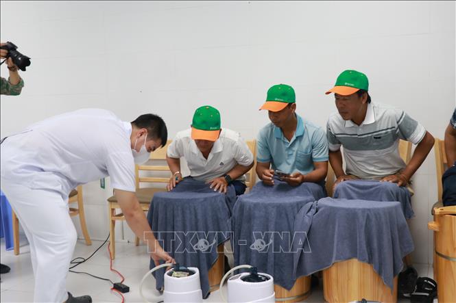 Tourists experience traditional medicine therapies at the Nha Trang Yersin Polyclinics as part of their wellness tours to the central province of Khanh Hoa. VNA Photo