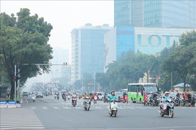 Đường phố Hà Nội chìm trong lớp sương mù do ô nhiễm không khí. Ảnh: Lê Đông - TTXVN