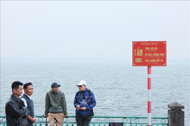 Sương mù, bụi mịn bao phủ khu vực Hồ Tây khiến tầm nhìn hạn chế và phản ánh tình hình chất lượng không khí tại Hà Nội. Ảnh: Lê Đông - TTXVN