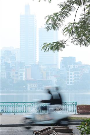 Hà Nội tiếp tục nằm trong nhóm thành phố có chỉ số AQI⁺ cao. Ảnh: Lê Đông - TTXVN