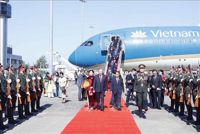 Lễ đón Tổng Bí thư Tô Lâm và Phu nhân tại sân bay quốc tế Wattay, thủ đô Vientiane. Ảnh: Thống Nhất - TTXVN