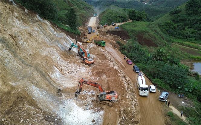 Nhà thầu tận dụng thời tiết thuận lợi khẩn trương thi công sau những ngày mưa dài tại các tỉnh miền núi phía Bắc. Ảnh: Quốc Khánh - TTXVN