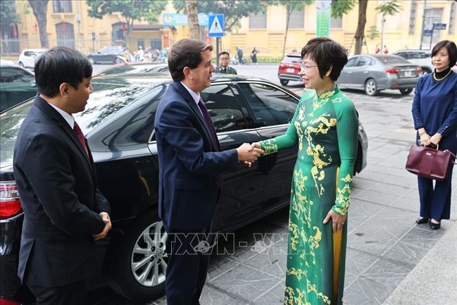 Tổng giám đốc TTXVN Vũ Việt Trang đón Chủ tịch Prensa Latina Jorge Leganõa Alonso. Ảnh: Minh Đức – TTXVN