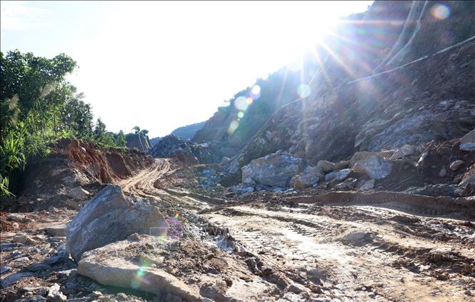 Trên tuyến nhiều đoạn phải khoan, nổ mìn do có nhiều núi đá tự nhiên. Ảnh: Quốc Khánh - TTXVN