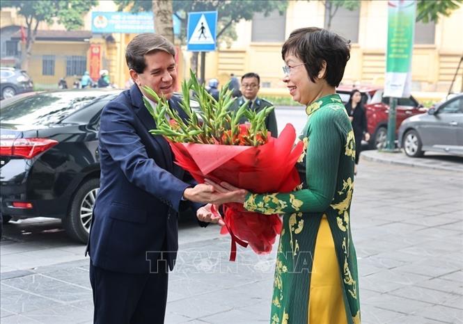 Tổng giám đốc TTXVN Vũ Việt Trang đón Chủ tịch Prensa Latina Jorge Leganõa Alonso. Ảnh: Minh Đức – TTXVN