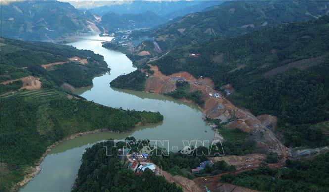 Gói XL 10, XL 11 thuộc tỉnh Yên Bái cũ trên tuyến còn một vài đoạn gặp khó khăn trong khâu giải phóng mặt bằng nên ảnh hưởng rất nhiều đến tiến độ chung của toàn dự án. Ảnh: Quốc Khánh - TTXVN