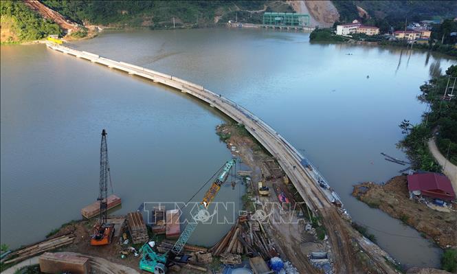 Cầu An Lương, xã Mỏ Vàng (Yên Bái cũ), cầu dài nhất tuyến đang được nhà thầu khẩn trương thi công đáp ứng tiền độ toàn tuyến. Ảnh: Quốc Khánh - TTXVN