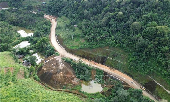 Người dân địa phương mong chờ đường kết nối giao thông các tỉnh miền núi phía Bắc sớm hoàn thành. Ảnh: Quốc Khánh - TTXVN