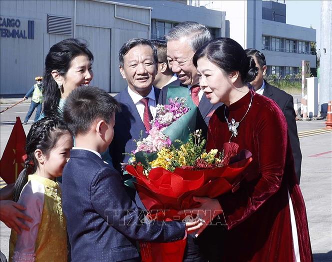 Lễ đón Tổng Bí thư Tô Lâm và Phu nhân tại sân bay quốc tế Wattay, thủ đô Vientiane. Ảnh: Thống Nhất - TTXVN