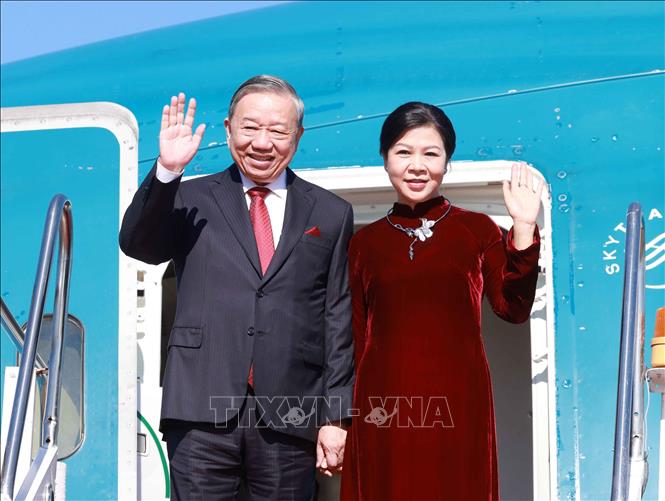 Tổng Bí thư Tô Lâm và Phu nhân tới sân bay quốc tế Wattay, thủ đô Vientiane. Ảnh: Thống Nhất - TTXVN