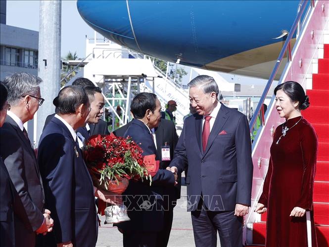 Lễ đón Tổng Bí thư Tô Lâm cùng Phu nhân tại sân bay quốc tế Wattay. Ảnh: Thống Nhất- TTXVN