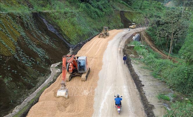 Để bù tiến độ, các công nhân cùng máy móc được triển khai tăng ca, tăng kíp. Ảnh: Quốc Khánh - TTXVN