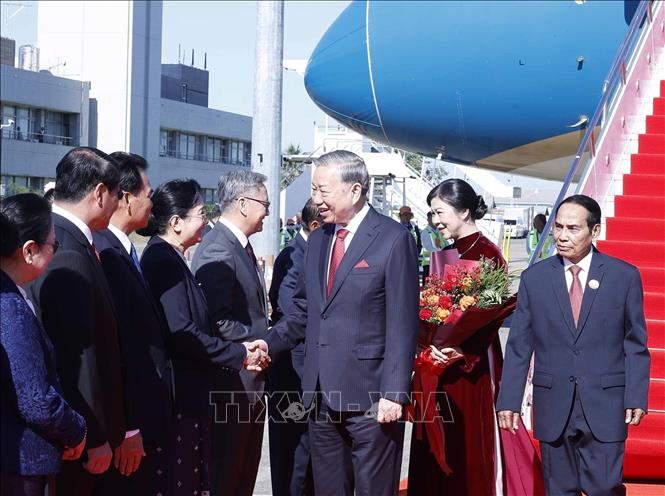 Lễ đón Tổng Bí thư Tô Lâm và Phu nhân tại sân bay quốc tế Wattay, thủ đô Vientiane. Ảnh: Thống Nhất - TTXVN