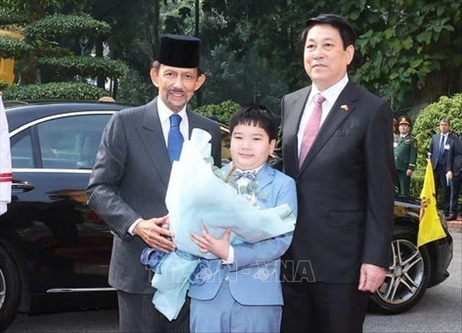 Chủ tịch nước Lương Cường đón Quốc vương Brunei Darussalam Haji Hassanal Bolkiah. Ảnh: Lâm Khánh – TTXVN 