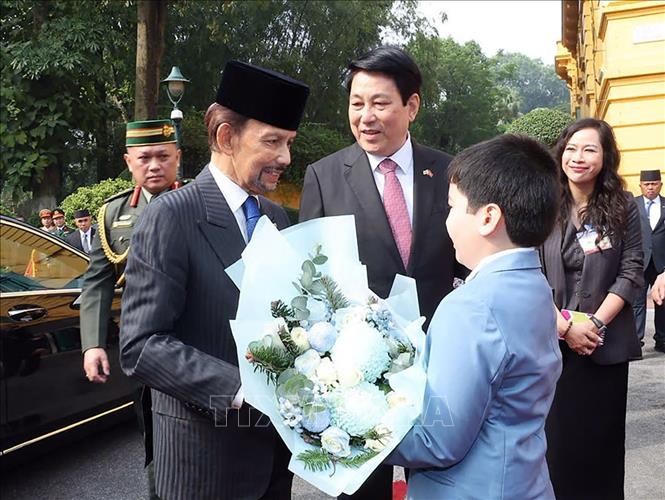 Thiếu nhi Hà Nội tặng hoa chào mừng Quốc vương Brunei Darussalam Haji Hassanal Bolkiah. Ảnh: Lâm Khánh – TTXVN 