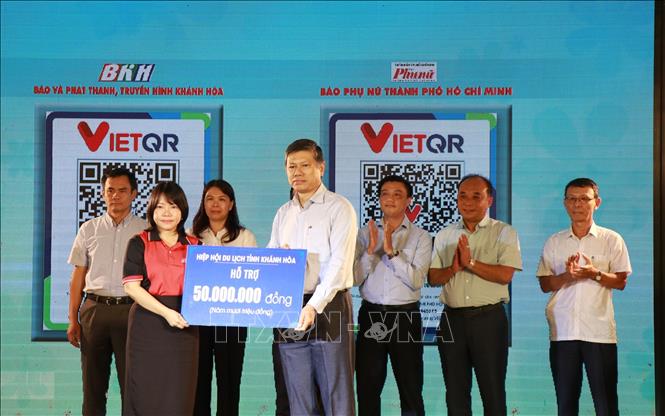 Đại diện các đơn vị, doanh nghiệp trao bảng tượng trưng kinh phí cho các trường bị thiệt hại nặng nề trong đợt mưa lũ. Ảnh Phan Sáu - TTXVN