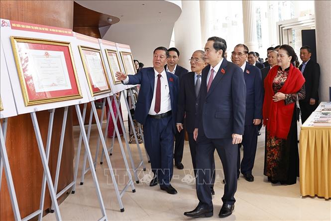 Chủ tịch Quốc hội Trần Thanh Mẫn và các đại biểu tham quan khu trưng bày các tài liệu, ấn phẩm về Nhà xuất bản Chính trị Quốc gia Sự thật. Ảnh: Doãn Tấn - TTXVN