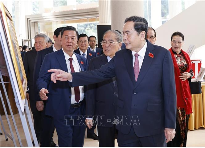 Chủ tịch Quốc hội Trần Thanh Mẫn và đại biểu tham quan Triển lãm sách, ảnh của Nhà xuất bản Chính trị Quốc gia Sự thật tại Lễ Kỷ niệm. Ảnh: Doãn Tấn - TTXVN