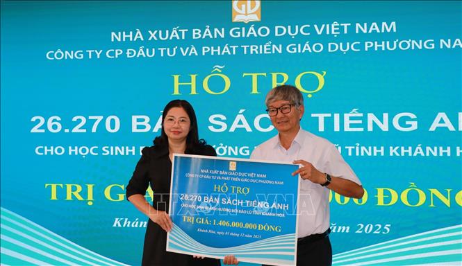 Phó Giám đốc công ty Cổ phần đầu tư và thiết vị Giáo dục Phương Nam hỗ trợ 26.270 bản sách Tiếng Anh cho học sinh Khánh Hòa. Ảnh Phan Sáu - TTXVN