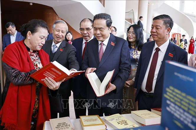 Chủ tịch Quốc hội Trần Thanh Mẫn và đại biểu tham quan Triển lãm sách, ảnh của Nhà xuất bản Chính trị Quốc gia Sự thật tại Lễ Kỷ niệm. Ảnh: Doãn Tấn - TTXVN