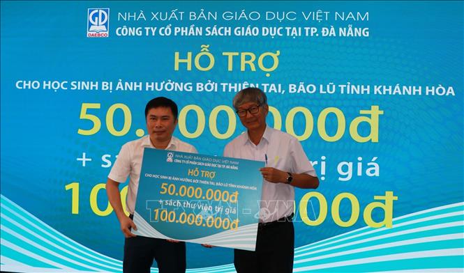 Nhà xuất bản Giáo dục Việt Nam trao tặng sách cho học sinh vùng lũ tại Khánh Hòa. Ảnh Phan Sáu - TTXVN