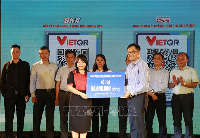 Các đơn vị trao bảng tượng trưng hỗ trợ kinh phí cho các trường bị thiệt hại nặng nề trong đợt mưa lũ tại Khánh Hòa. Ảnh Phan Sáu - TTXVN