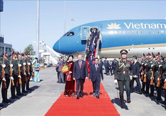 General Secretary Lam and his entourage are welcomed at Wattay International Airport. VNA Photo: Thống Nhất