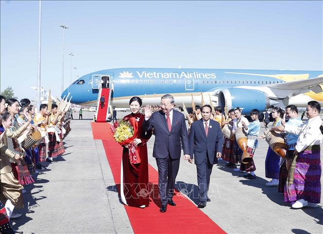 General Secretary To Lam and his entourage are welcomed at Wattay International Airport. VNA Photo: Thống Nhất