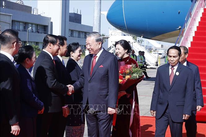 General Secretary To Lam and his entourage are welcomed at Wattay International Airport. VNA Photo: Thống Nhất