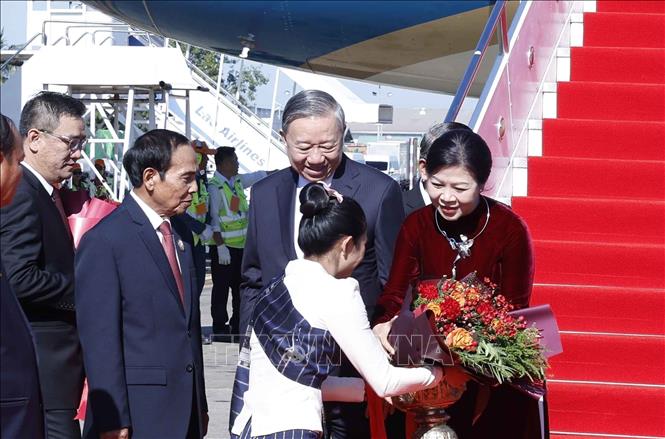 General Secretary Lam and his entourage were welcomed at Wattay International Airport. VNA Photo: Thống Nhất 