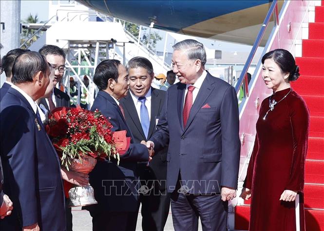 General Secretary To Lam and his entourage were welcomed at Wattay International Airport. VNA Photo: Thống Nhất 