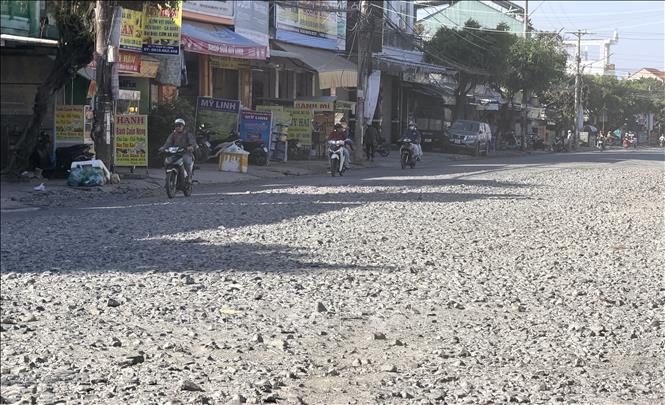 Tuyến đường Phạm Cự Lượng (phường Long Xuyên, tỉnh An Giang) bị hư hỏng sau nhiều đợt triều cường, gây nguy hiểm cho người tham gia giao thông. Ảnh: Thanh Sang - TTXVN