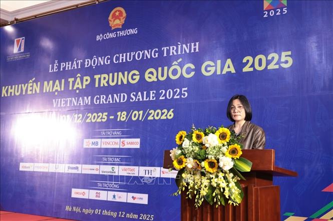 Đại diện Công ty cổ phần dịch vụ thương mại tổng hợp WinCommerce giới thiệu các chương trình khuyến mại. Ảnh: Trần Việt - TTXVN 