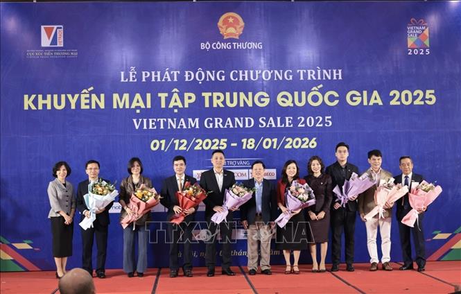 Tặng hoa cho đại diện các đơn vị tài trợ chương trình. Ảnh: Trần Việt - TTXVN 