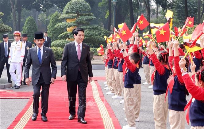 Thiếu nhi Thủ đô Hà Nội chào đón Quốc vương Brunei Darussalam Haji Hassanal Bolkiah thăm cấp Nhà nước tới Việt Nam. Ảnh: Lâm Khánh – TTXVN