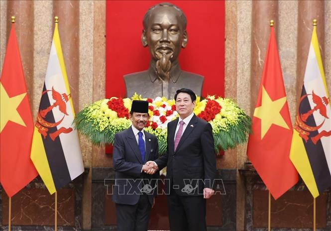 Chủ tịch nước Lương Cường và Quốc vương Brunei Darussalam Haji Hassanal Bolkiah chụp ảnh chung. Ảnh: Lâm Khánh – TTXVN