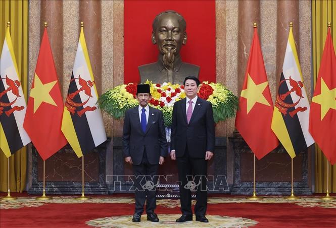 Chủ tịch nước Lương Cường và Quốc vương Brunei Darussalam Haji Hassanal Bolkiah chụp ảnh chung. Ảnh: Lâm Khánh – TTXVN